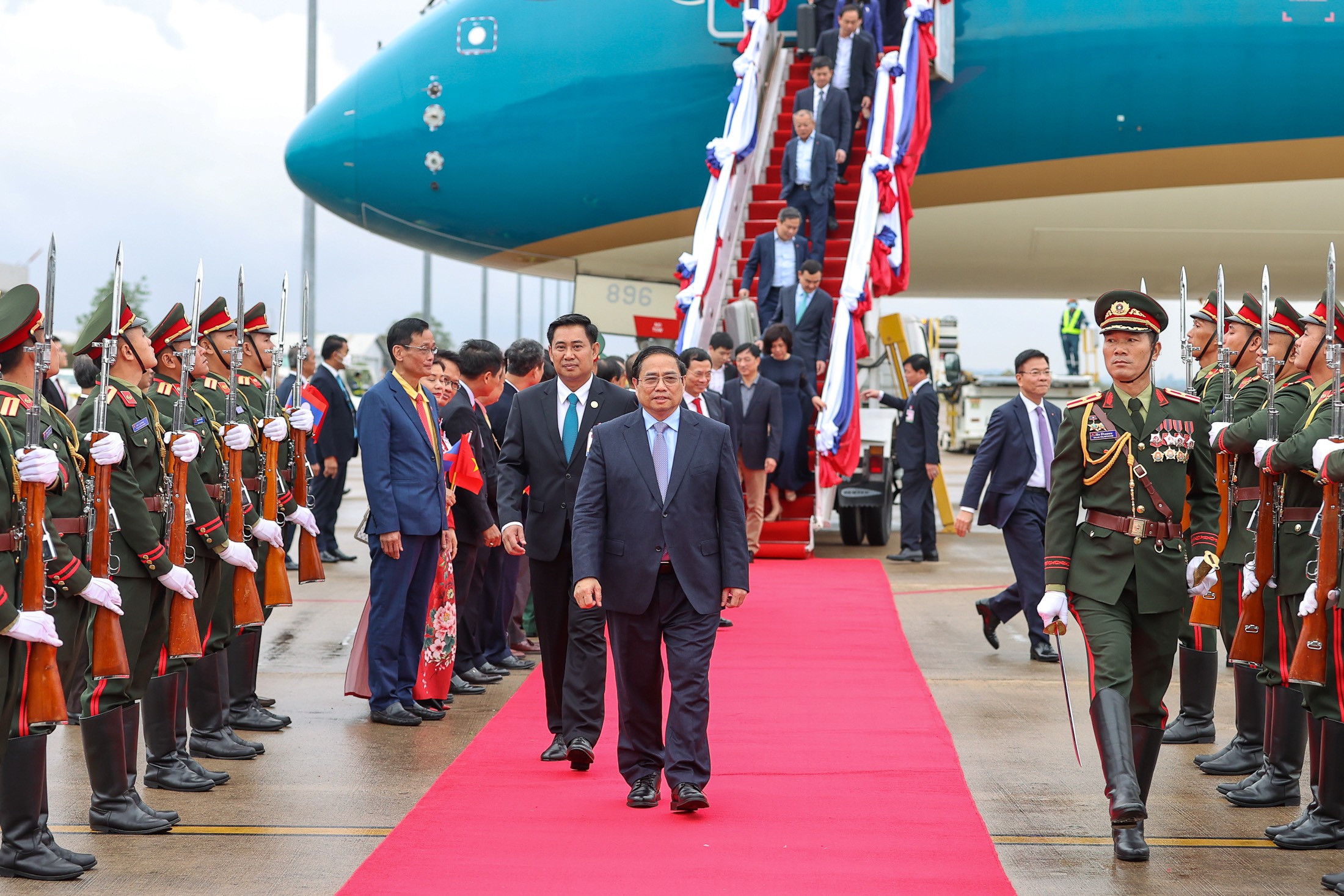 Vietnamese PM arrives in Laos for official visit