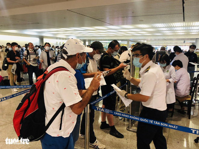 Ho Chi Minh City to test inbound passengers with COVID-19 symptoms