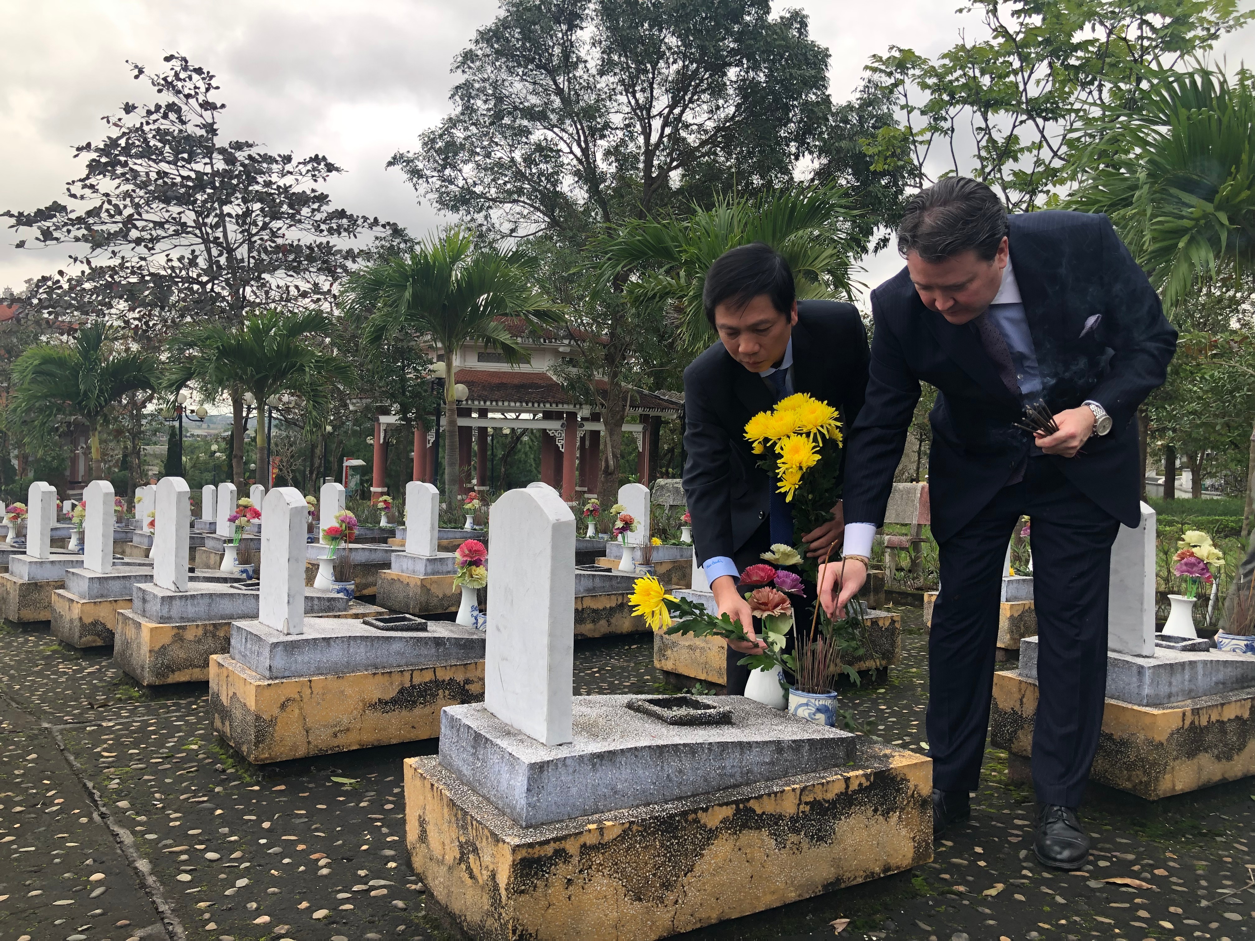 US ambassador visits Road 9 National Martyrs' Cemetery in north-central Vietnam