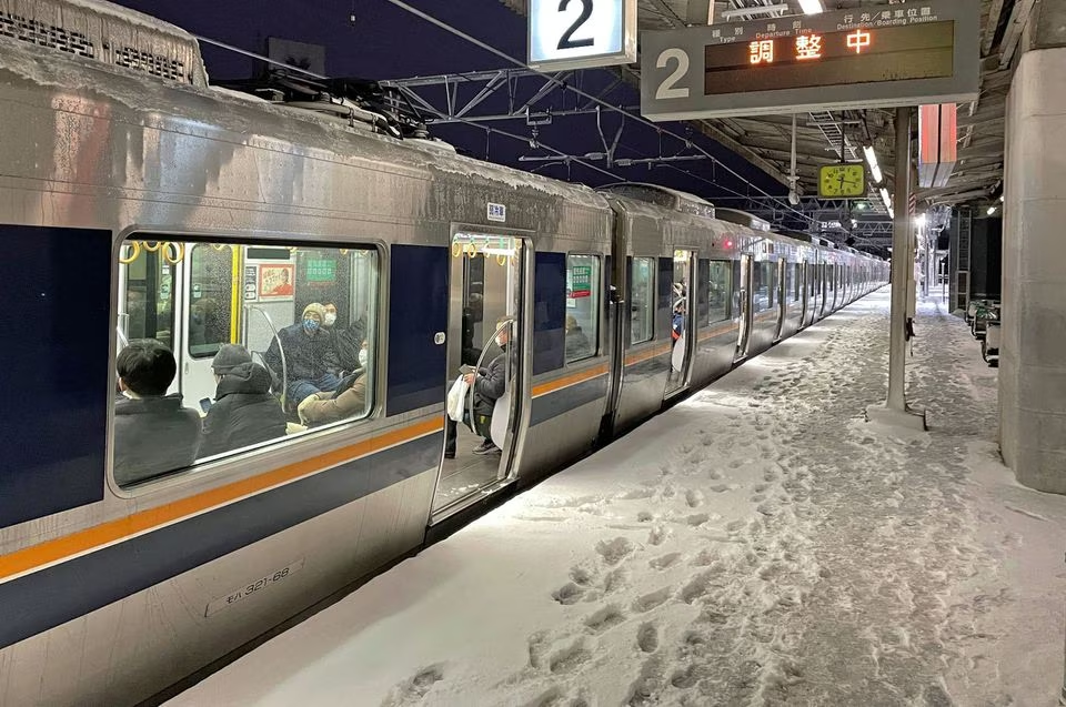 Heavy snow, deep cold halts transport across Japan, at least one dead