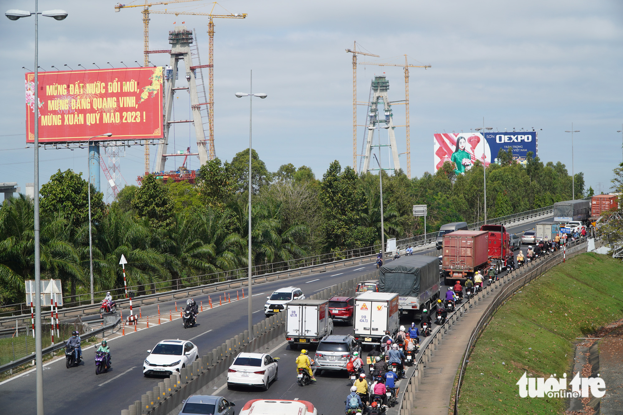 My Thuan Bridge in southern Vietnam packed with returnees to Ho Chi Minh City