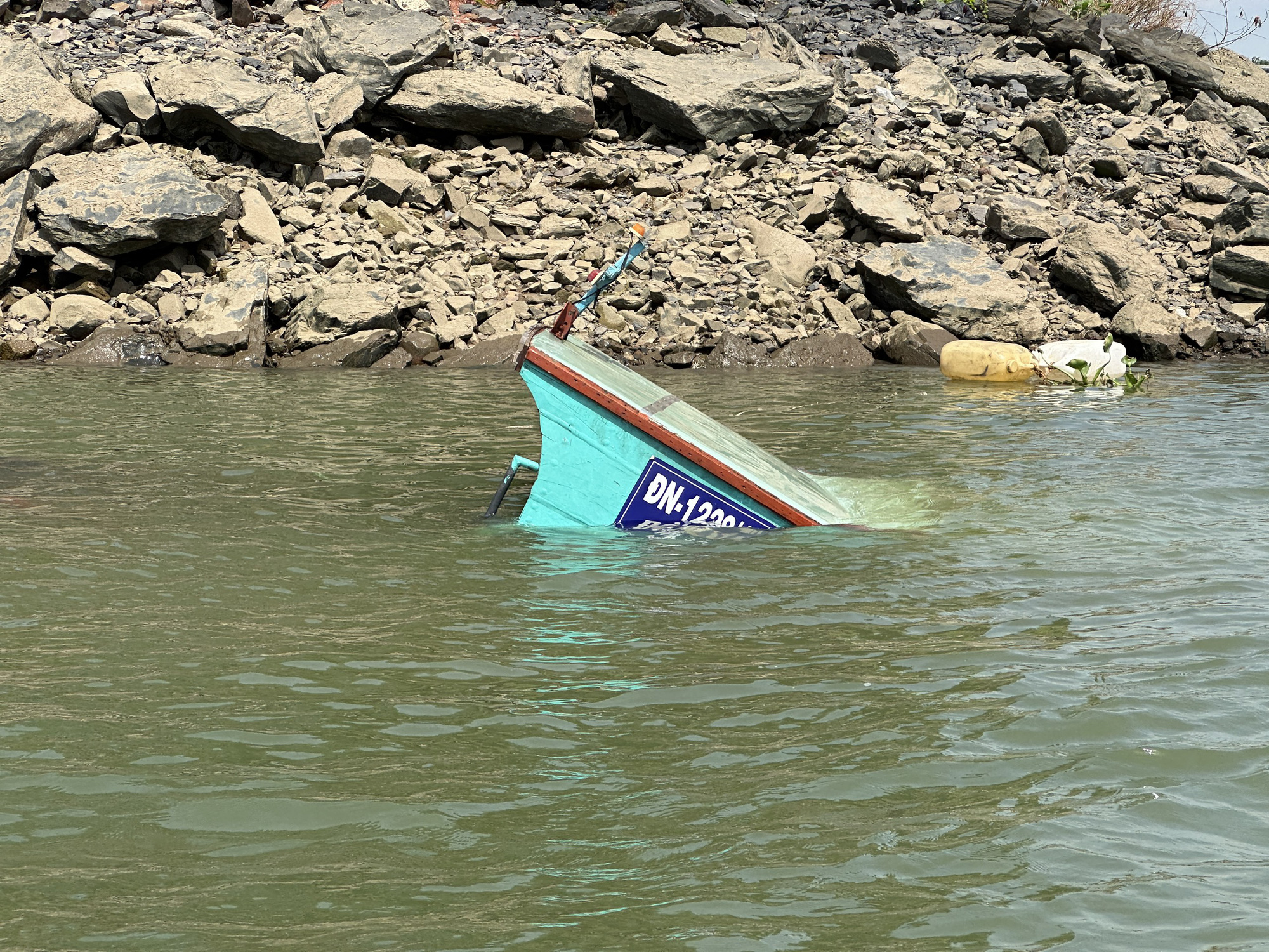 Pregnant woman dies after passenger boat overturns in Ho Chi Minh City
