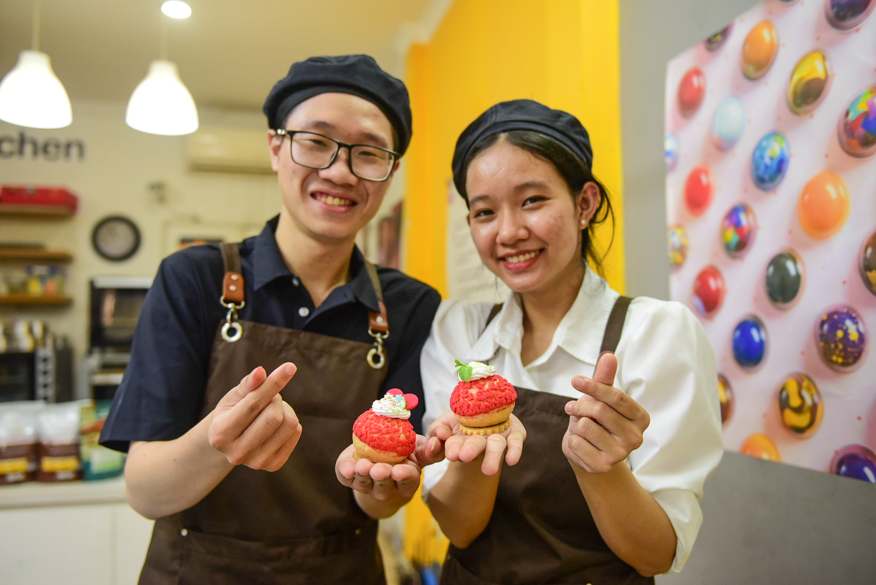 Vietnamese couples celebrate Valentine's Day with baking workshop