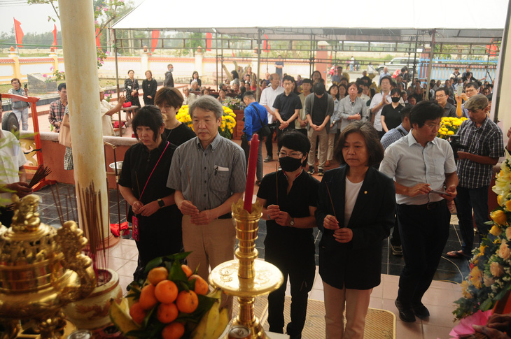 S.Koreans bow in apology to massacre victims in central Vietnamese province
