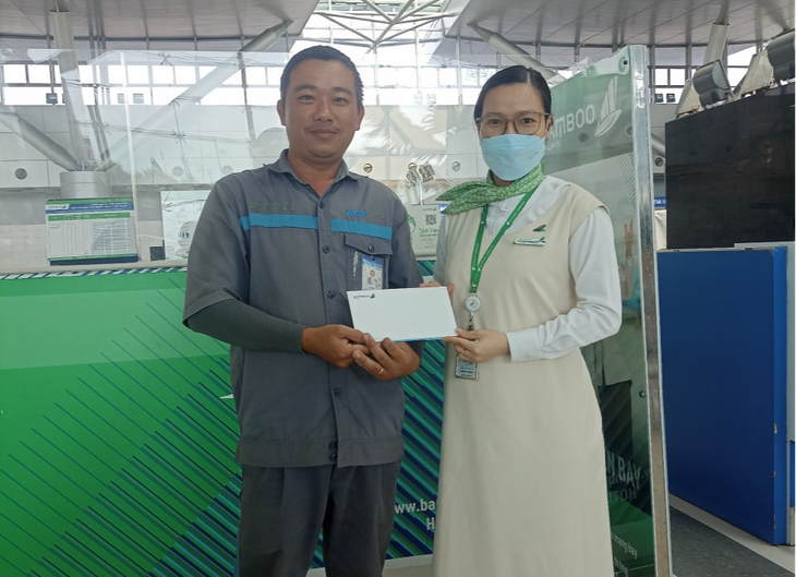 Vietnam airport employee rewarded for returning passenger suitcase with $42,000 inside