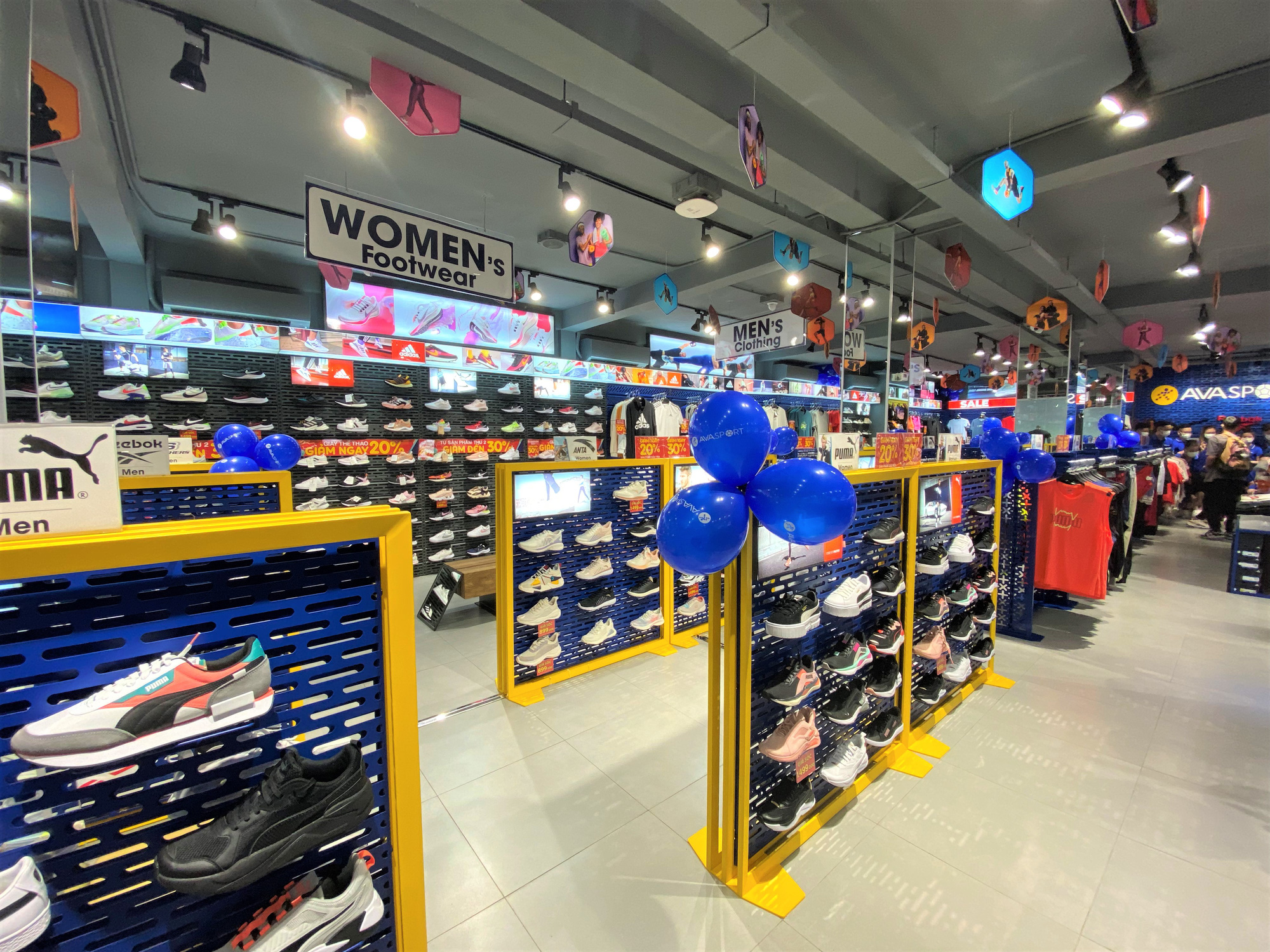 The Gioi Di Dong to close 2 store chains in Vietnam, Cambodia