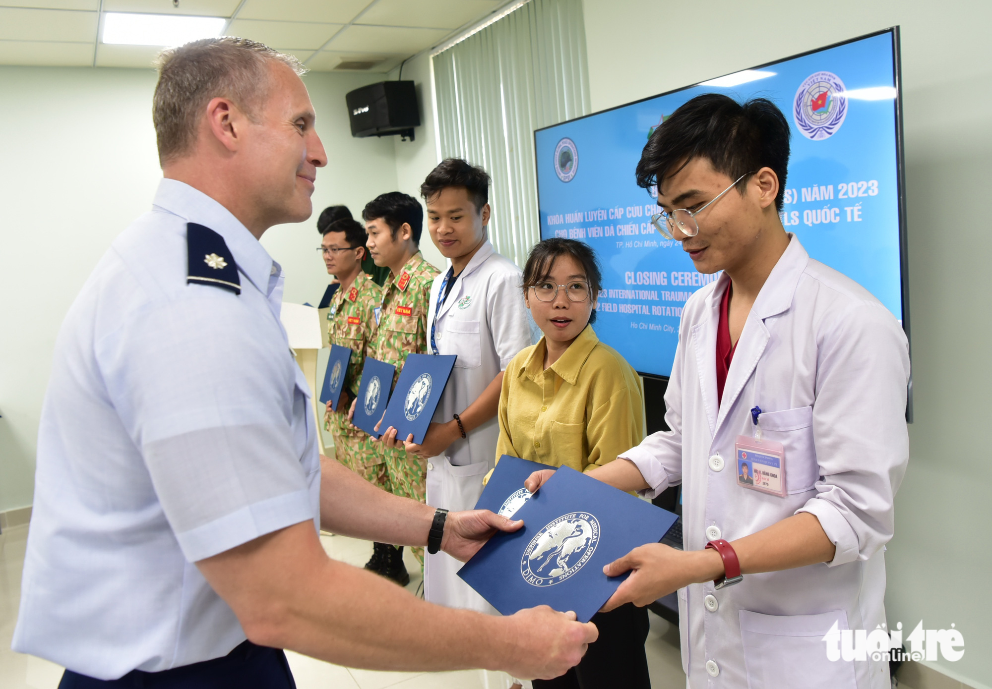46 Vietnamese medical workers get int’l trauma life support certificates from US agency