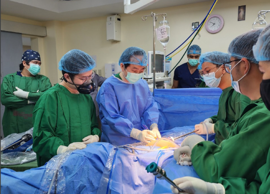 Vietnamese doctor exports robotic surgery technique to Philippines