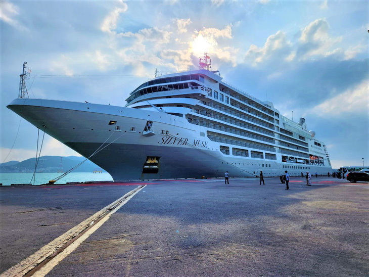 Foreign cruise ship brings 333 tourists to Vietnam’s Nha Trang