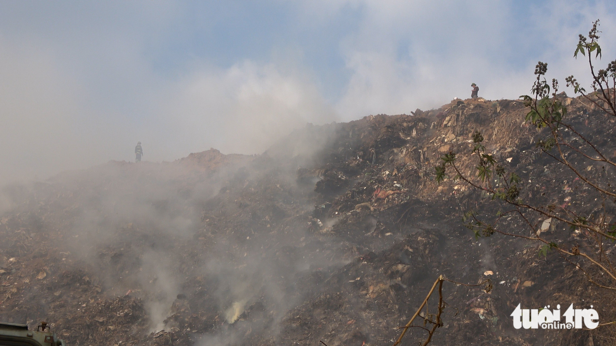 Smoke blankets Vietnam’s Da Lat as landfill smolders