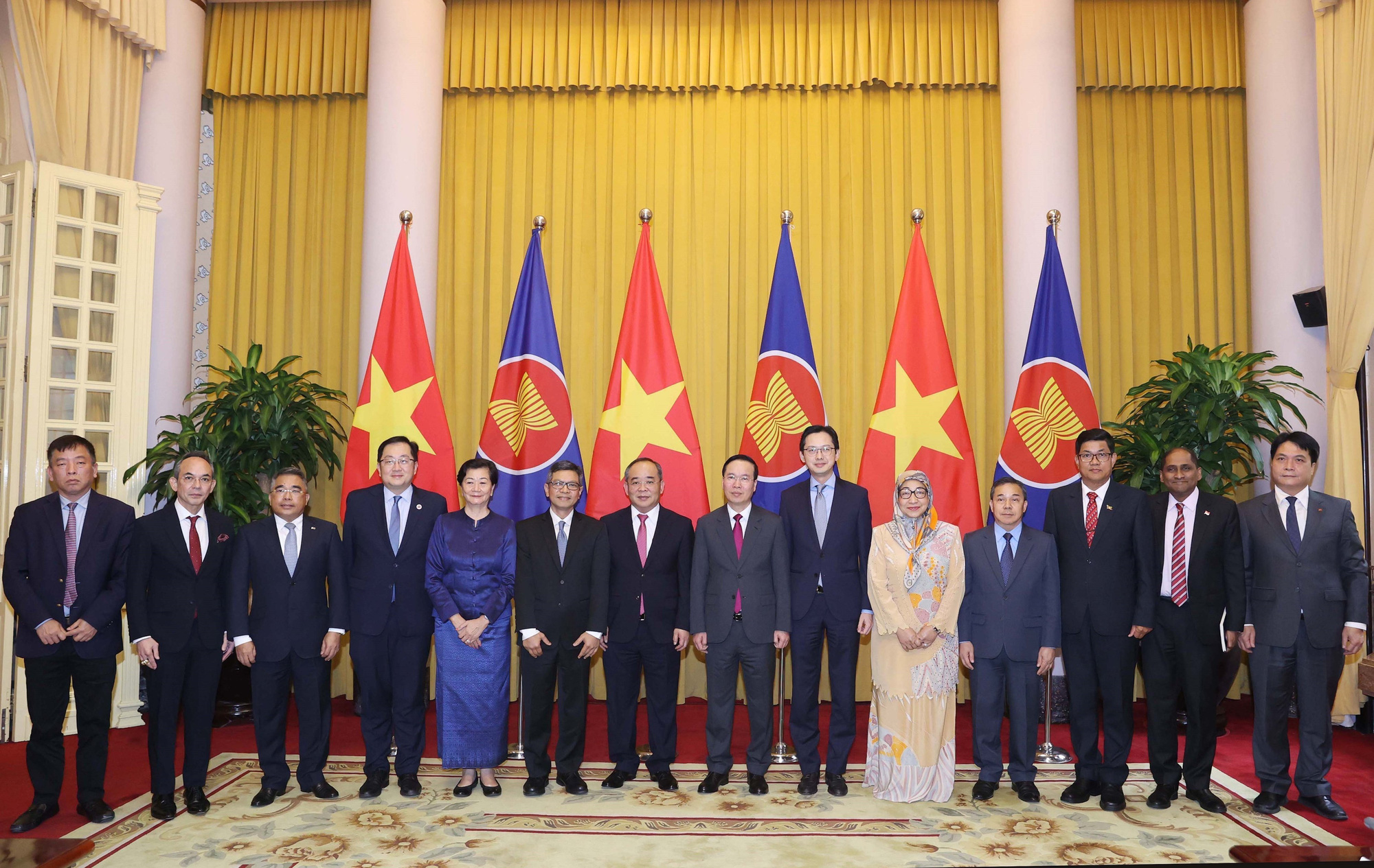Vietnam’s state president receives ASEAN ambassadors