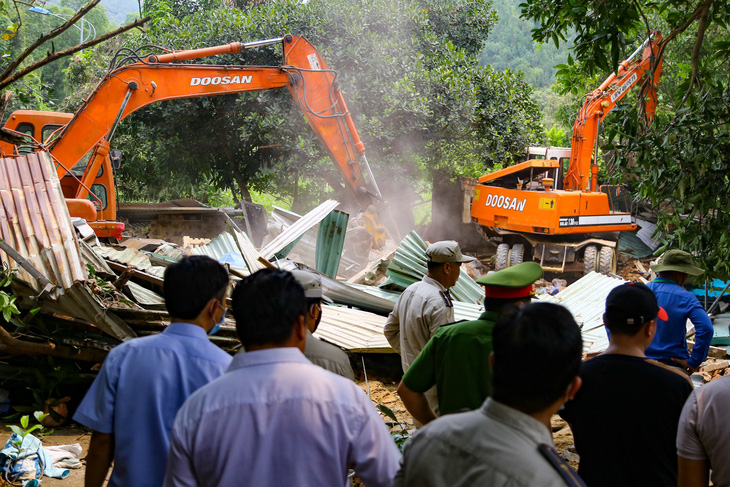 Da Nang starts dismantling all unlawfully-built facilities on Son Tra Peninsula