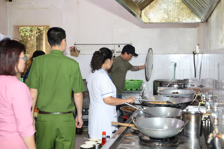 Restaurant suspended for serving leftover hotpot broth in Hanoi