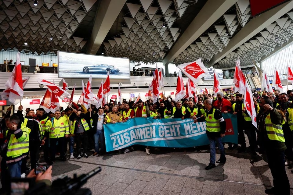 Strikes cripple German rail network, four airports