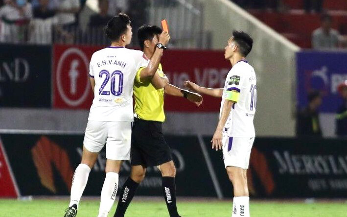 Vietnam football star receives 8-match ban for attacking assistant referee