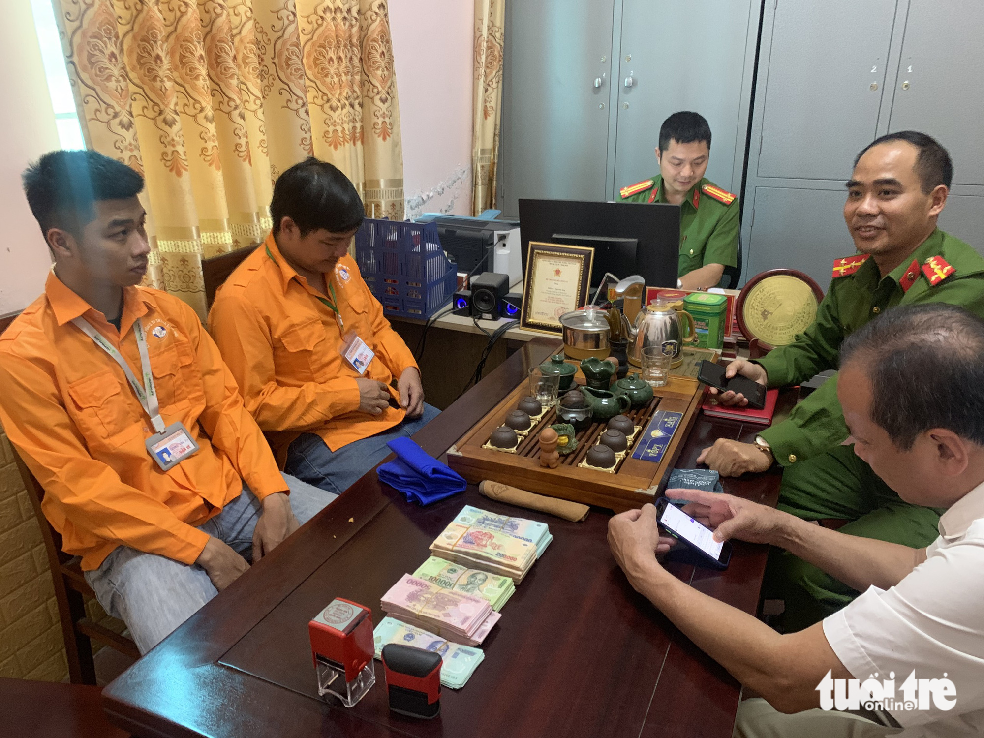 Bus conductor returns US$8,110 to owner in north-central Vietnam