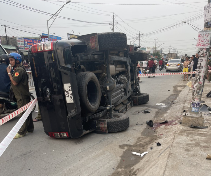 Suspected pickup truck slams into traffic police officer, killing him in southern Vietnam