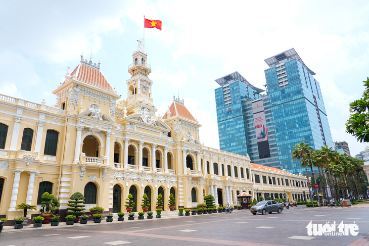 How can I register to visit Ho Chi Minh City hall?