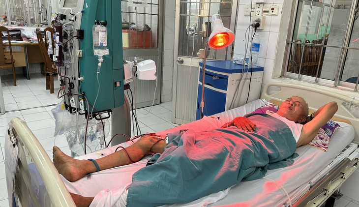 Alcohol poisoning kills 1, leaves 4 hospitalized in Vietnam