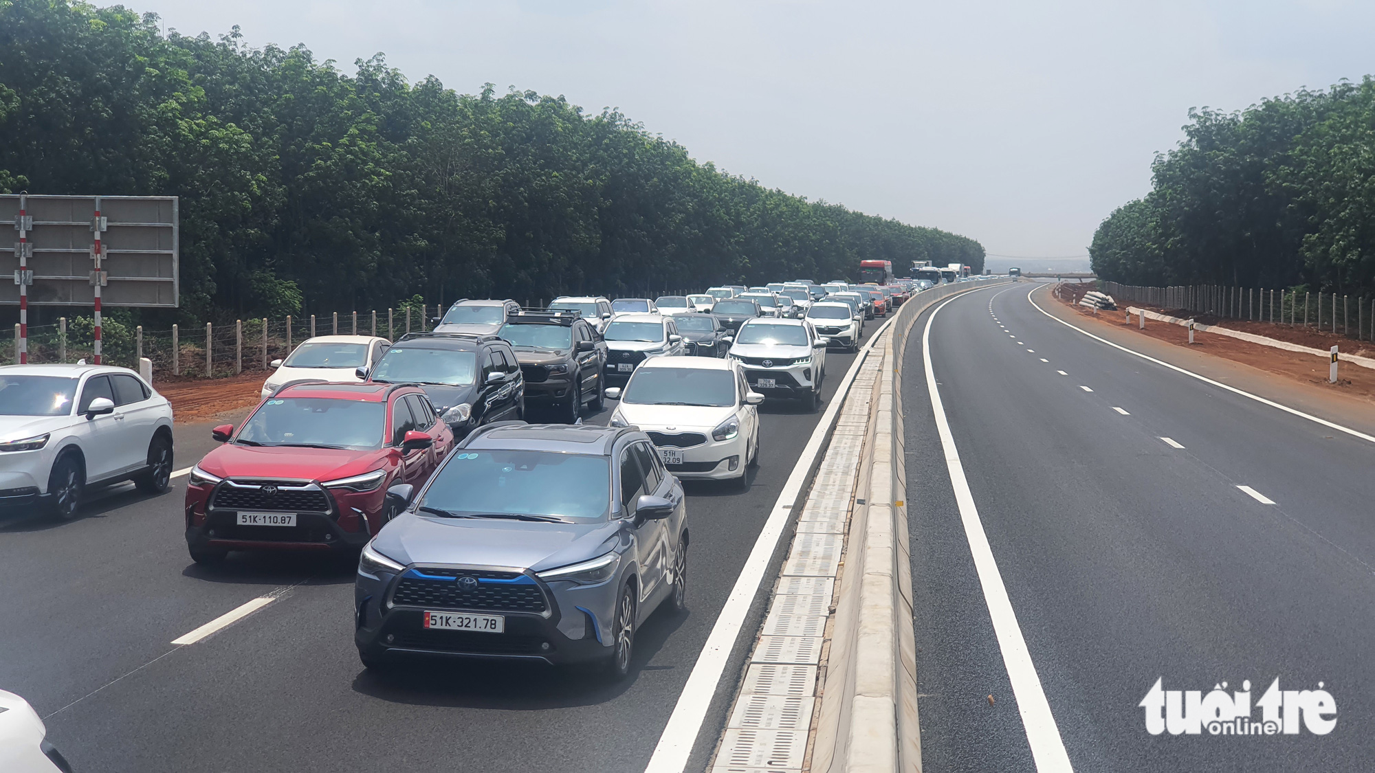 Thousands of vehicles clog Vietnam’s newly-opened expressway