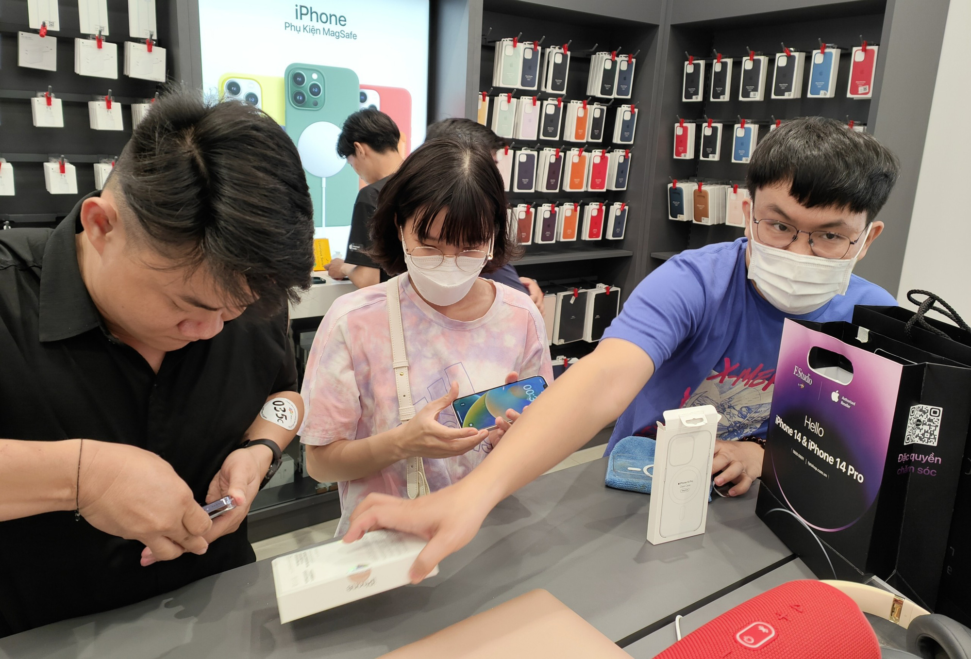 Low demand drives down iPhone 14 prices in Vietnam