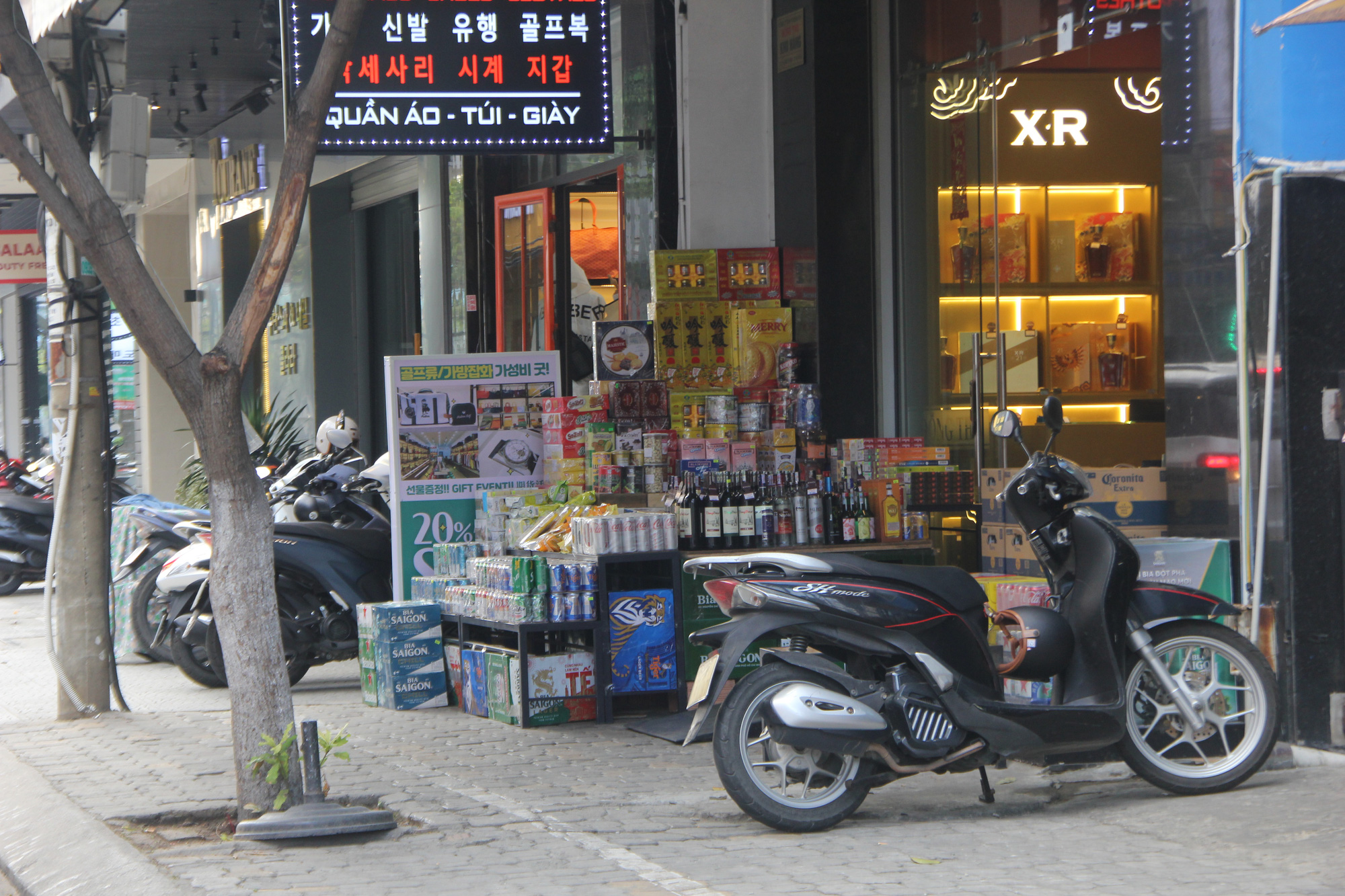 Sidewalk eateries remain rampant in Da Nang despite ban