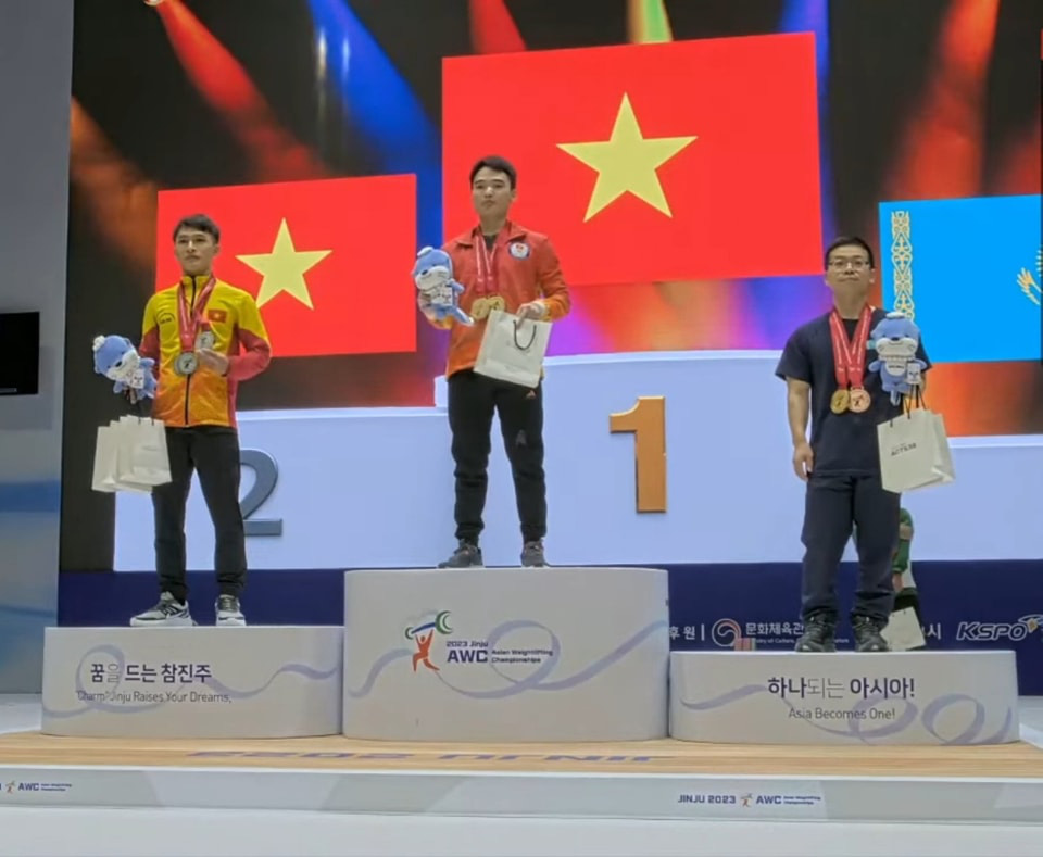 Vietnamese teenager wins two gold medals at Asian Weightlifting Championships