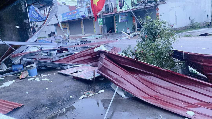 Heavy rains, whirlwinds damage over 1,000 houses, leave 1 dead, 2 missing in Vietnam