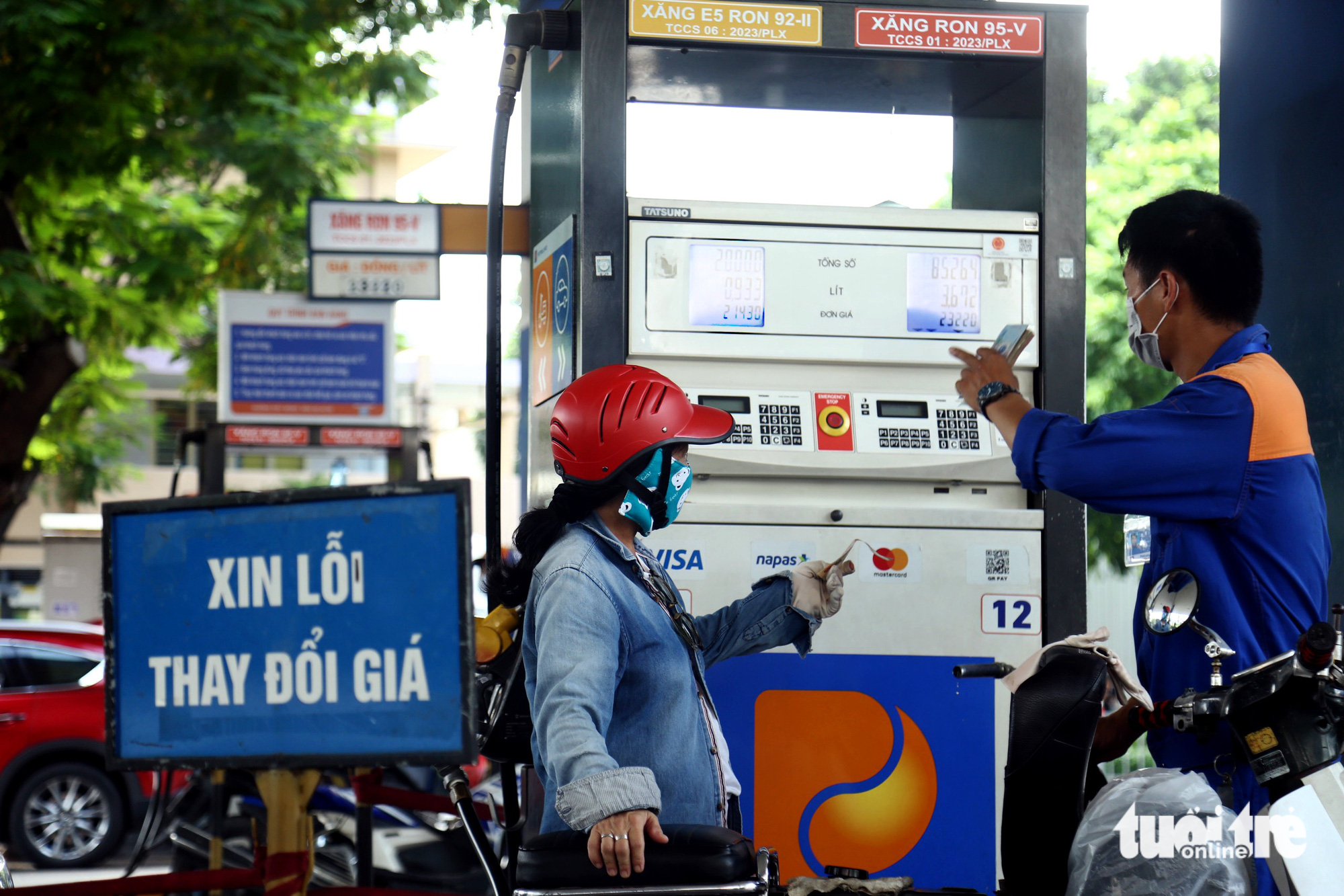 Fuel prices continue downtrend in Vietnam