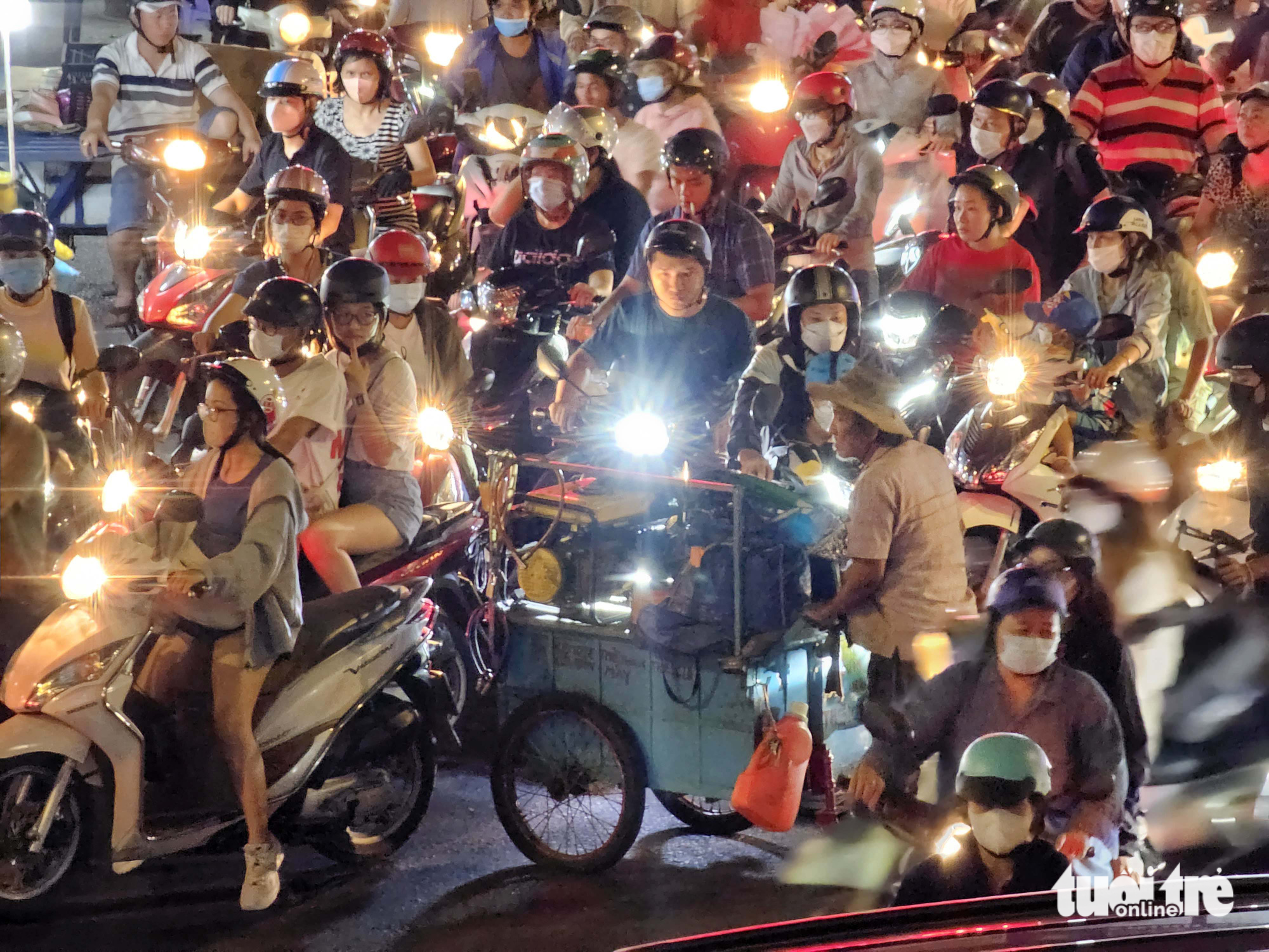 Traffic overload causes chaos in front of Ho Chi Minh City market during rush hour