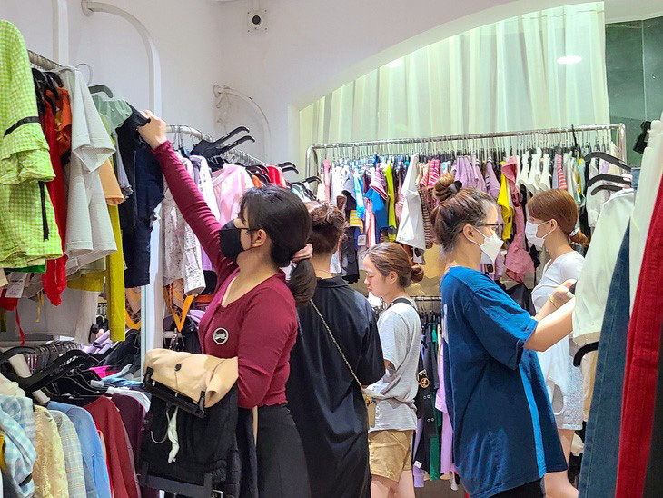 Second-hand clothing shops a favorite in Ho Chi Minh City given economic downturn