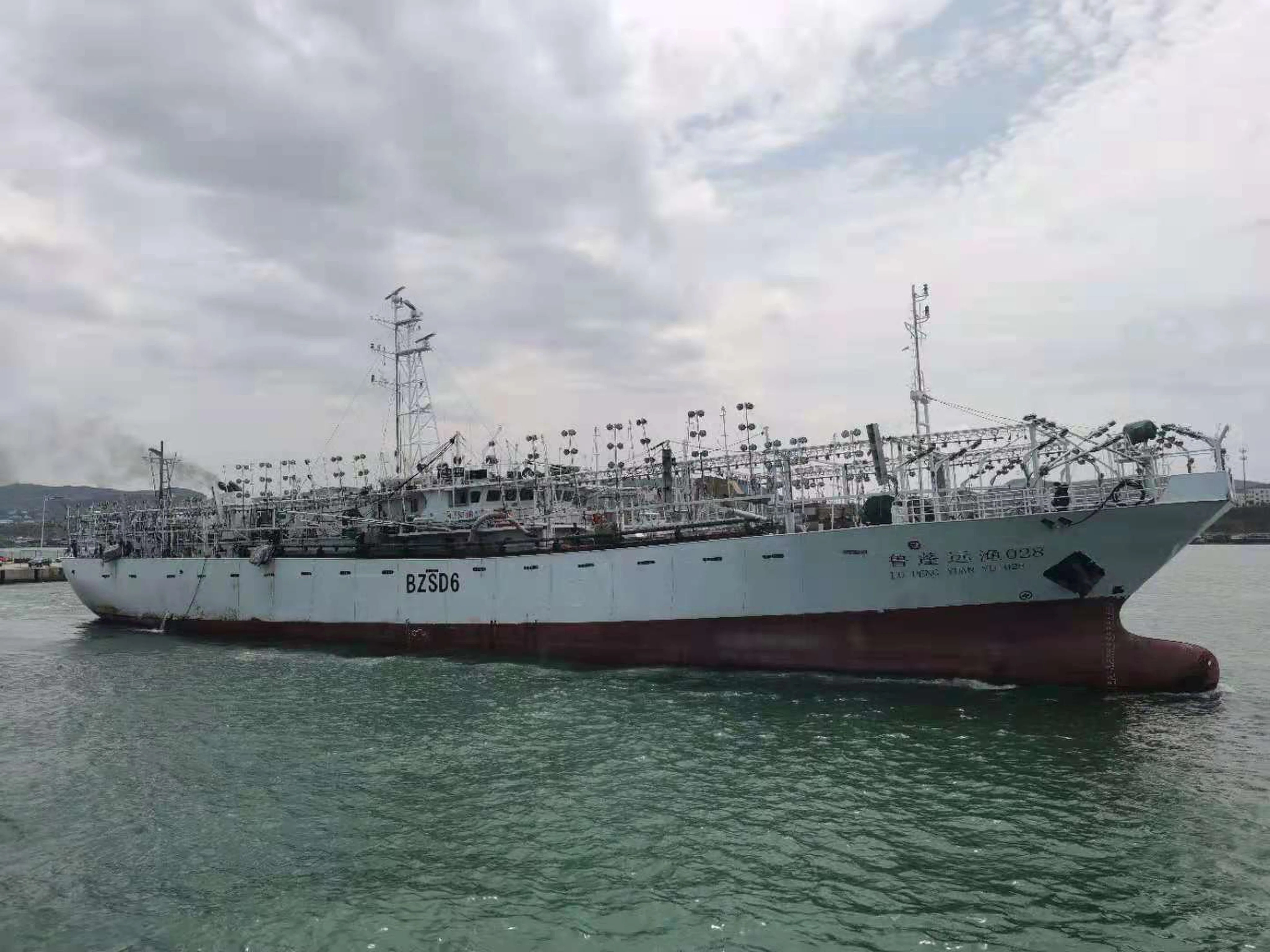 Chinese fishing boat capsizes in Indian Ocean, 39 crew members missing