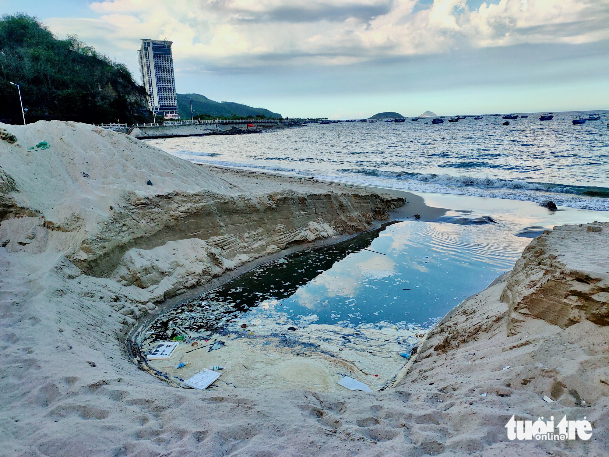 Fetid wastewater discharge pollutes Nha Trang beach