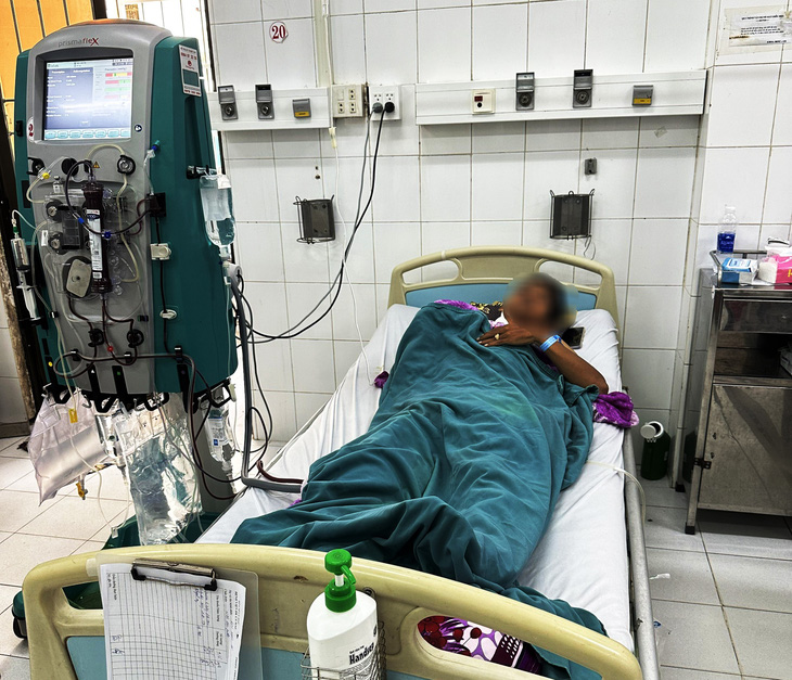 1 dies, 2 in critical condition due to suspected alcohol poisoning in Vietnam’s Ca Mau