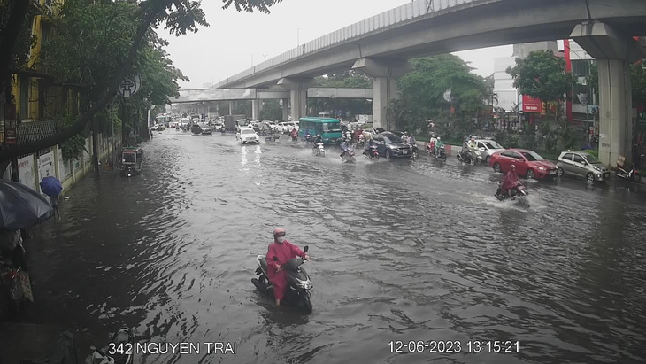 Heavy rain floods many streets in Hanoi