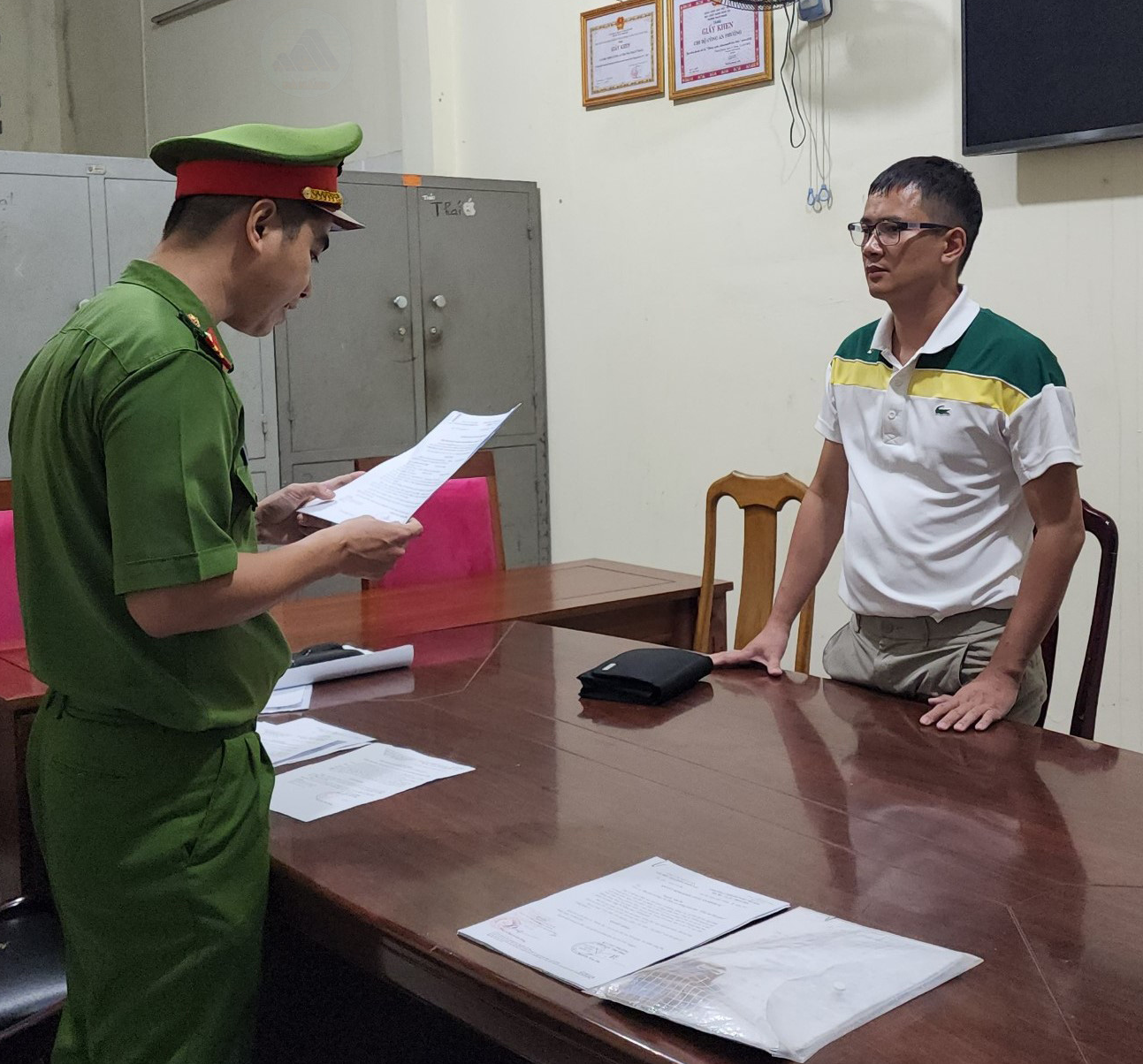 Vietnamese man detained for allegedly smuggling traditional medicine from China