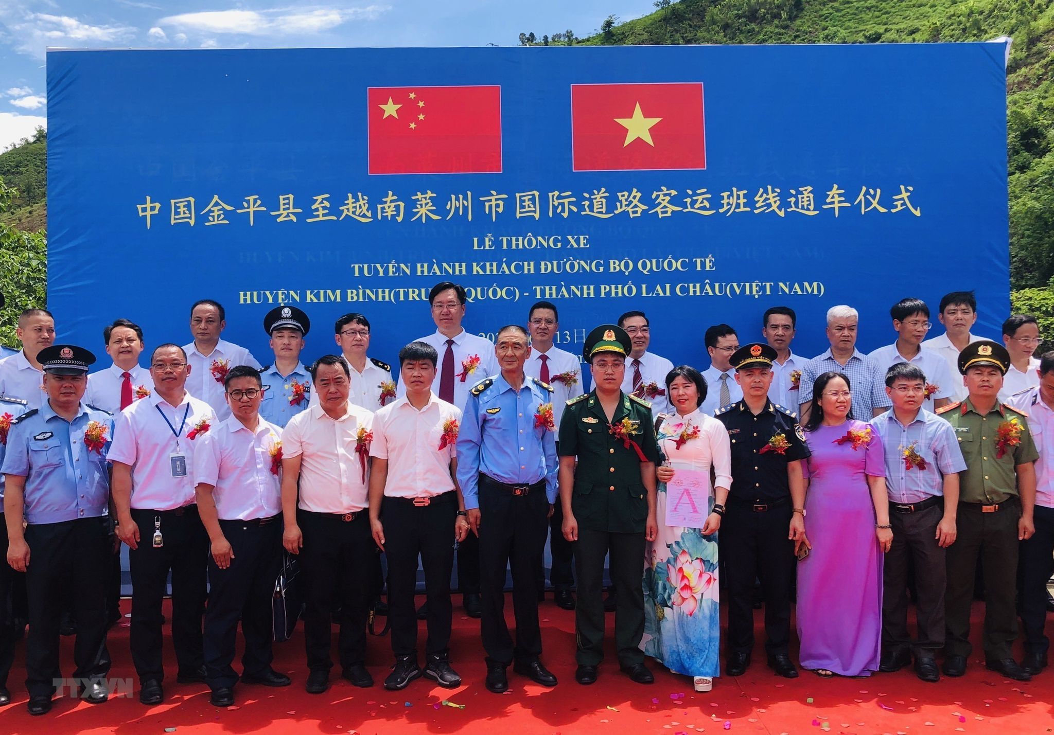 Vietnam, China launch cross-border bus service