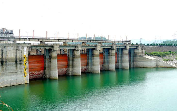 Ebbing reservoir water levels spark power outage concerns in northern Vietnam