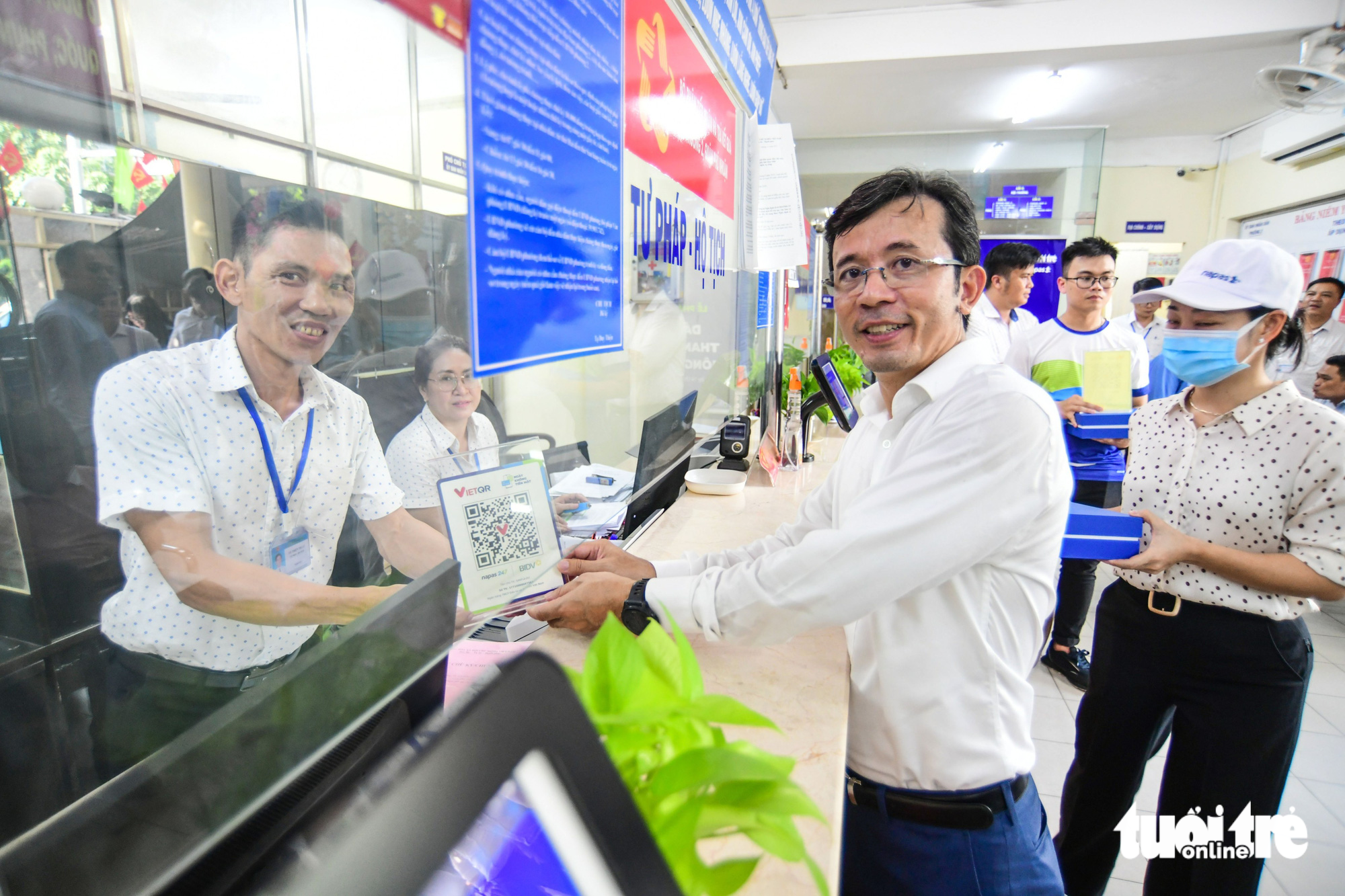 Ho Chi Minh City dwellers eager for non-cash public services