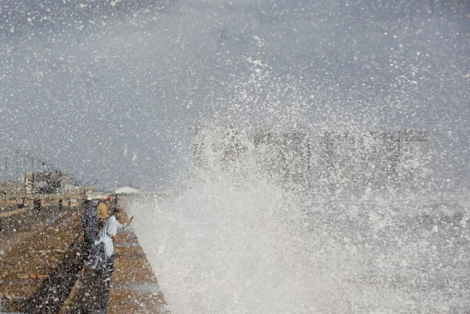 Gales lash India and Pakistan coast as cyclone approaches