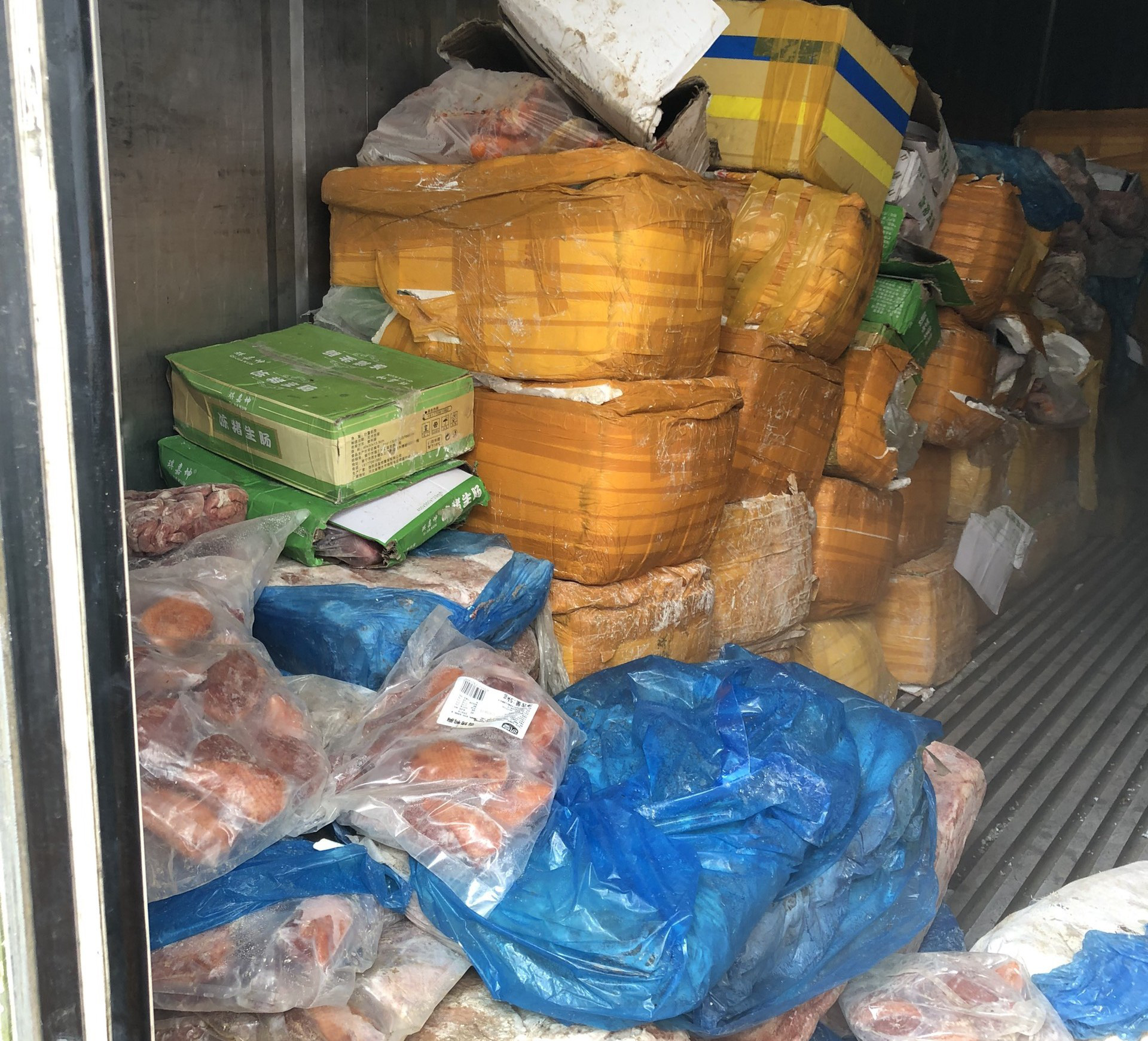 10 metric tons of animal offal, meats of unknown origin found in Ho Chi Minh City