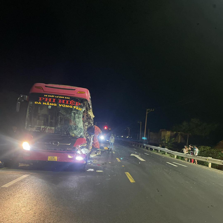 Coach crash kills 2, injures 9 in Vietnam’s Phu Yen