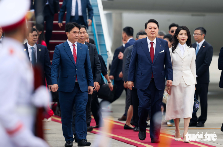 S.Korean president arrives in Vietnam for state visit