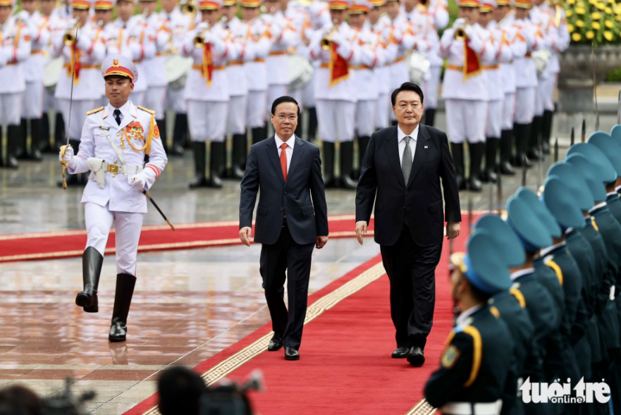 South Korean president welcomed with 21-gun salute in Vietnam