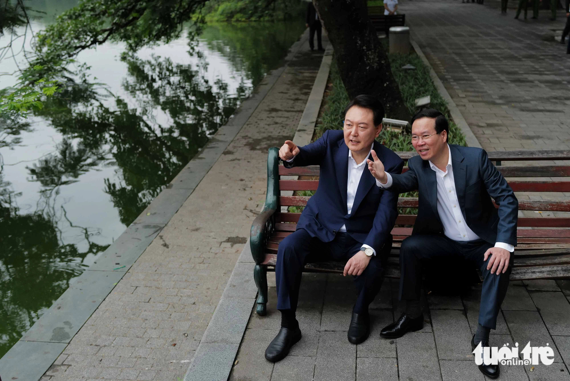 Vietnamese, S.Korean presidents stroll around Hanoi’s Hoan Kiem Lake