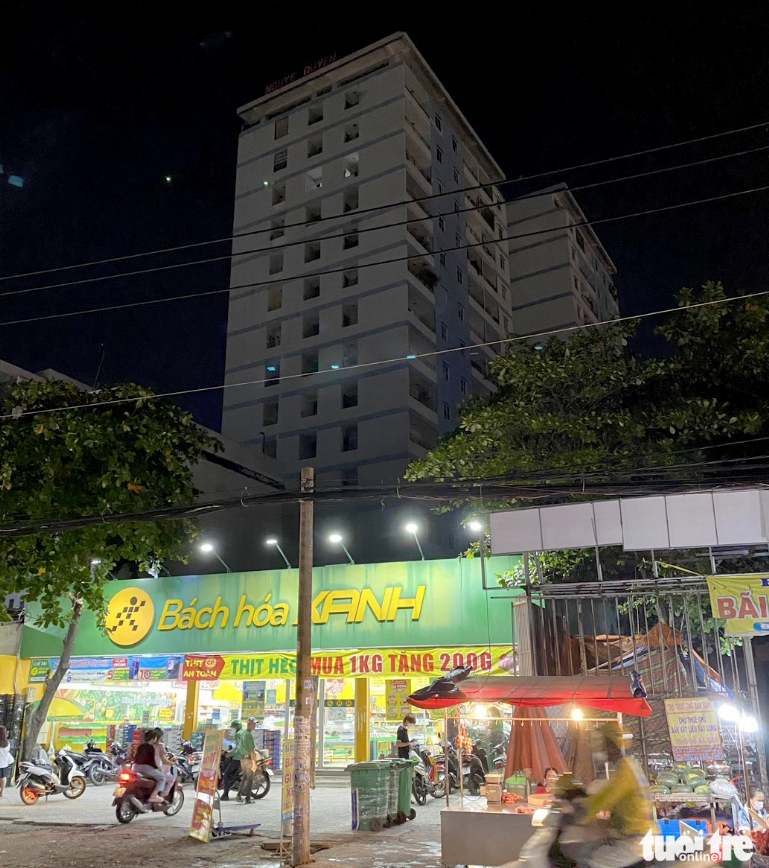 Late electric bill payments plunge apartment building into darkness in Ho Chi Minh City