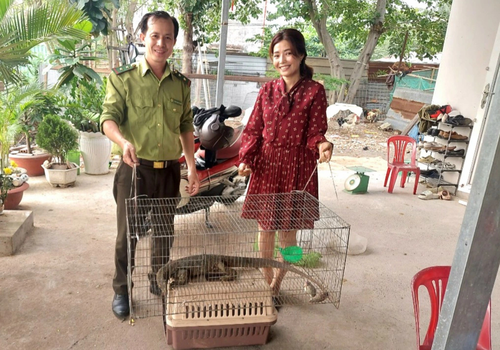 Woman hands over clouded monitor to Ho Chi Minh City forest protection authority