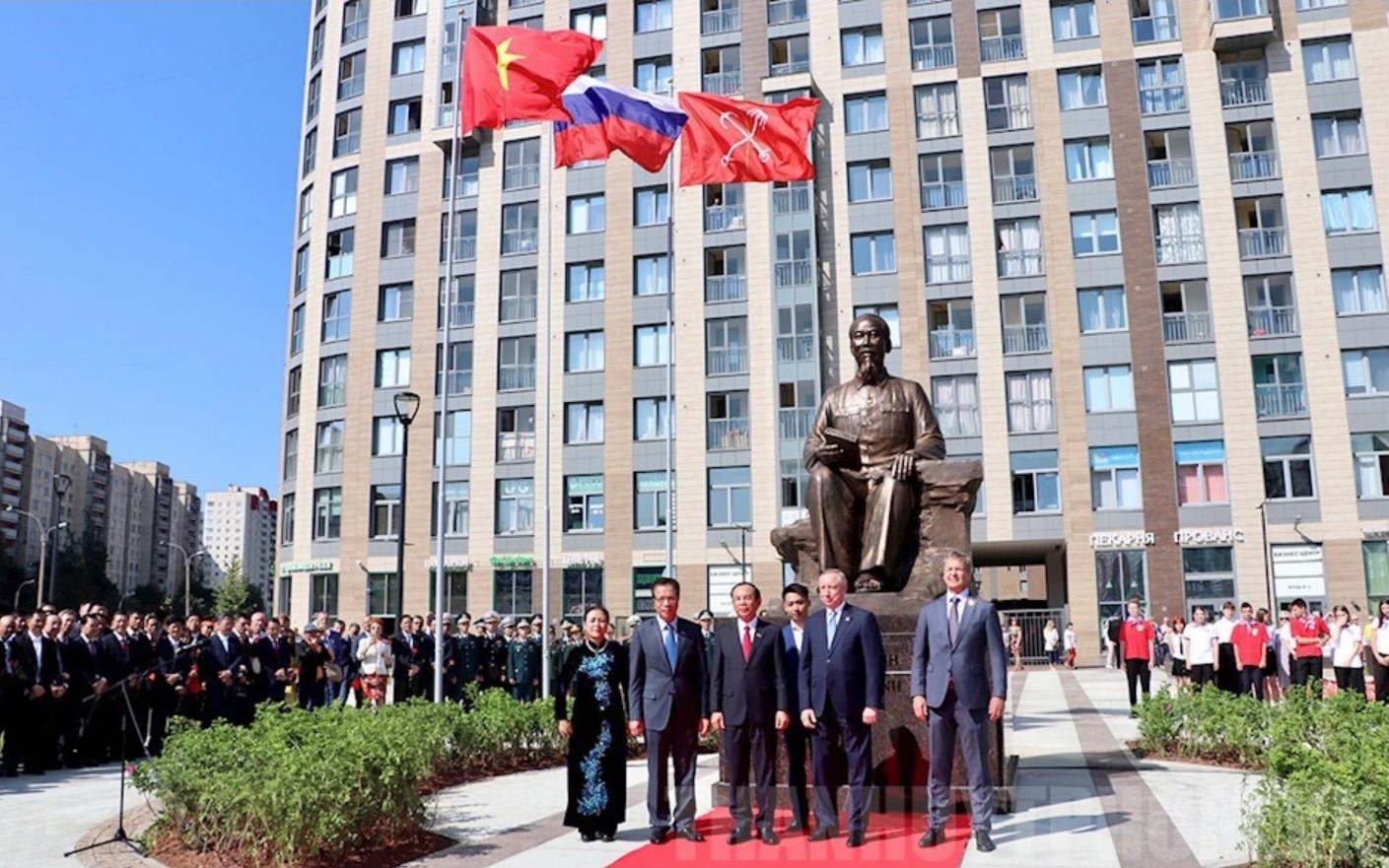 Ho Chi Minh City Party leader attends inauguration of statue of President Ho Chi Minh in Russia
