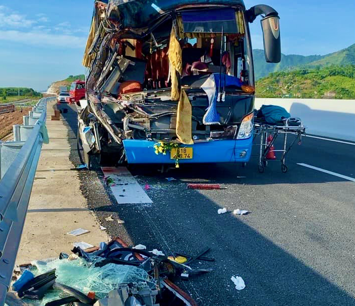 Long-haul bus crash kills 2 on expressway in south-central Vietnam