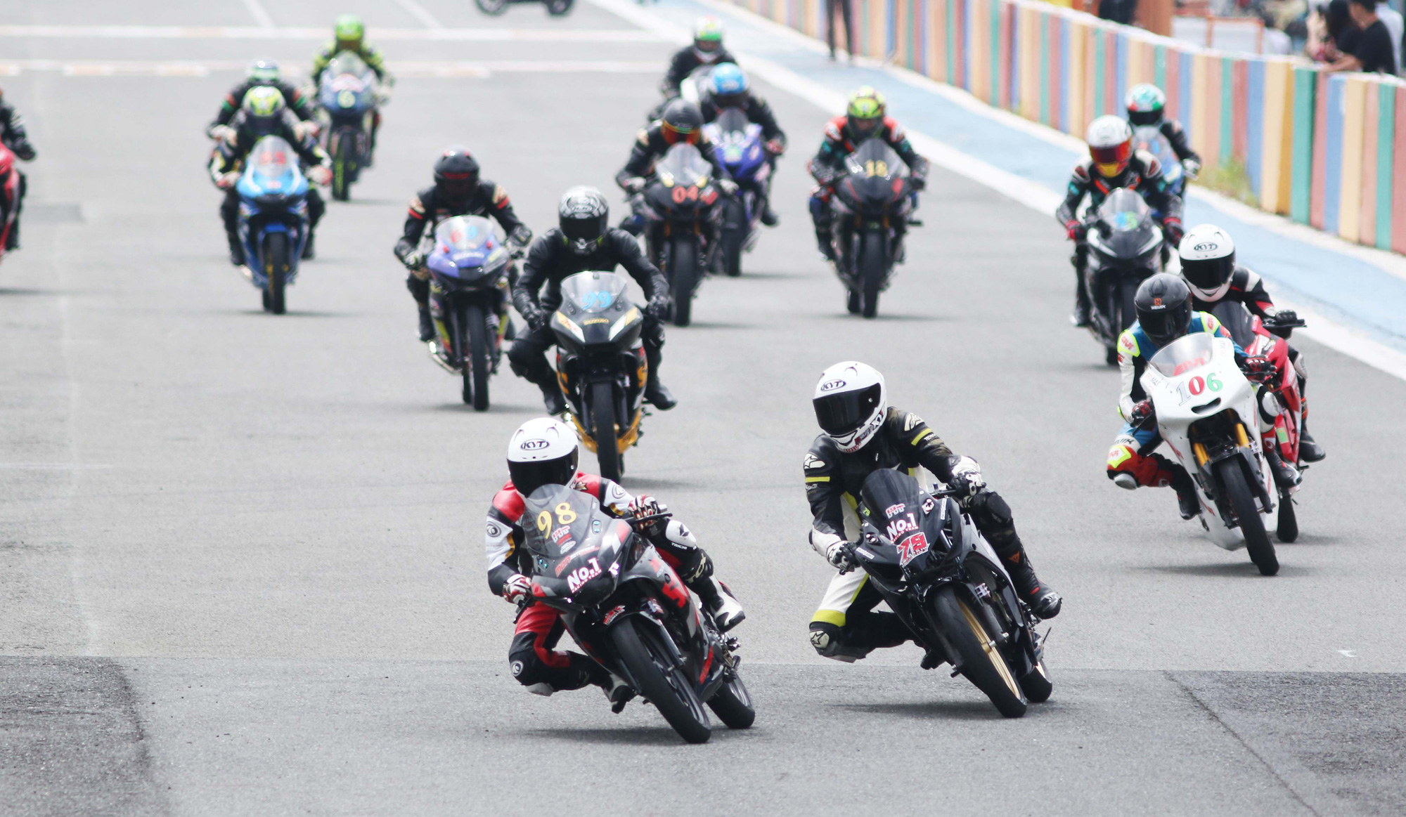 Experimental motorcycle race thrills spectators in southern Vietnam